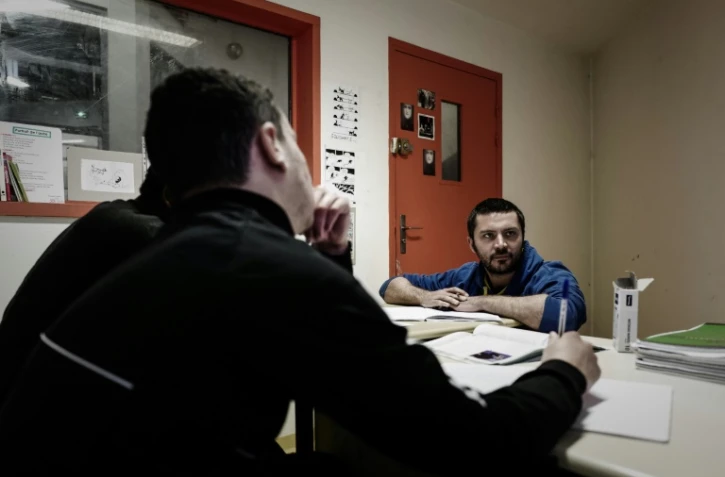 L'enseignant Guillaume Ollivier (D) donne un cours dans le quartier mineurs de la maison d'arrêt de Villepinte (Seine-saint-Denis) le 9 avril 2019