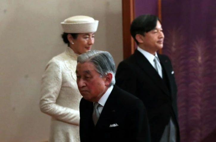 L'empereur Akihito (C) passe devant son successeur, son fils Naruhito (D) et l'épouse de ce dernier, Masako (G), à la fin de sa cérémonie d'abdication, le 30 avril 2019.