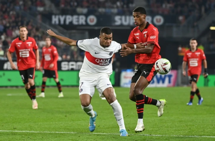 L'attaquant du PSG Kylian Mbappé (g) à la lutte avec le milieu rennais Warmed Omari, le 8 octobre 2023 à Rennes