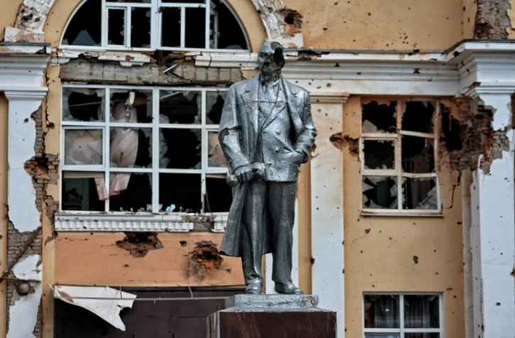 Une statue endommagée de Lénine dans la ville russe de Sudzha, contrôlée par l'Ukraine, dans la région de Koursk, lors d'une visite dirigée par l'armée ukrainienne, le 16 août 2024