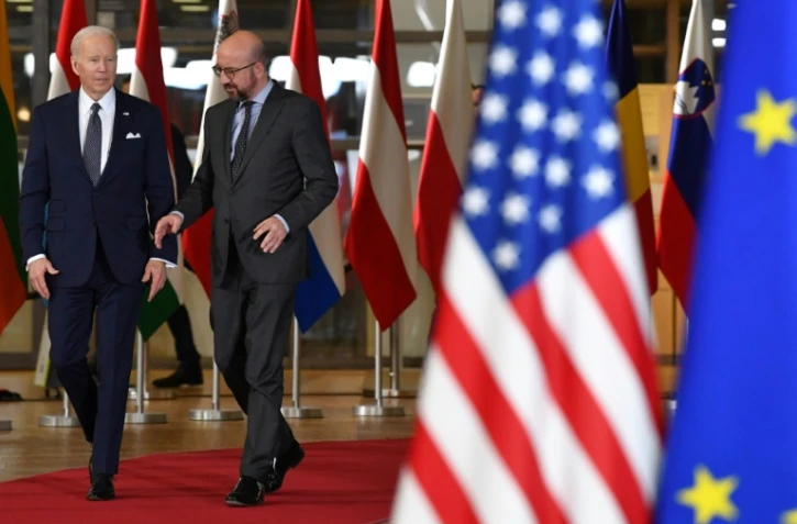 Le président américain Joe Biden marche aux côtés du président du Conseil européen Charles Michel à Bruxelles, le 24 mars 2022