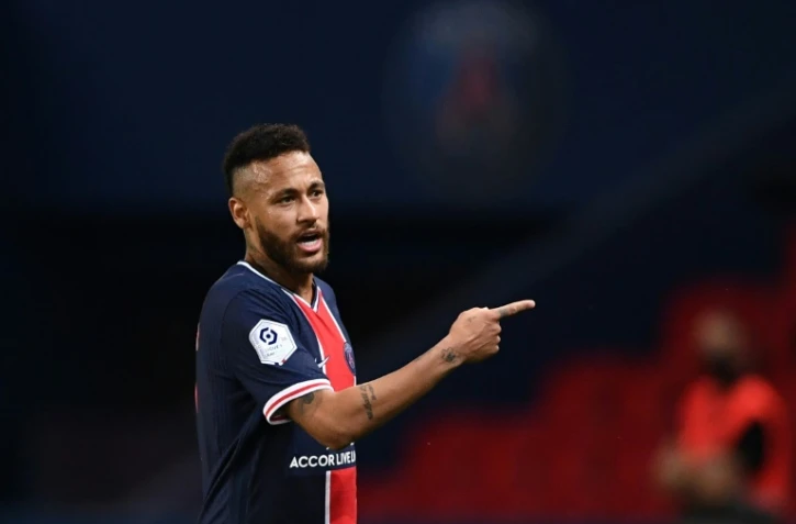 Le joueur brésilien du PSG Neymar quitte le terrain après un carton rouge à la fin du match de L1 de son équipe contre Marseille (OM) au Parc des Princes à Paris le 13 septembre 2020.