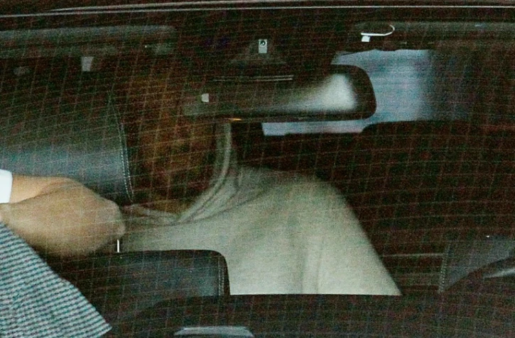 Karim Benzema (au centre, avec la capuche), à la sortie du parquet de Versailles, près de Paris, le 5 novembre 2015