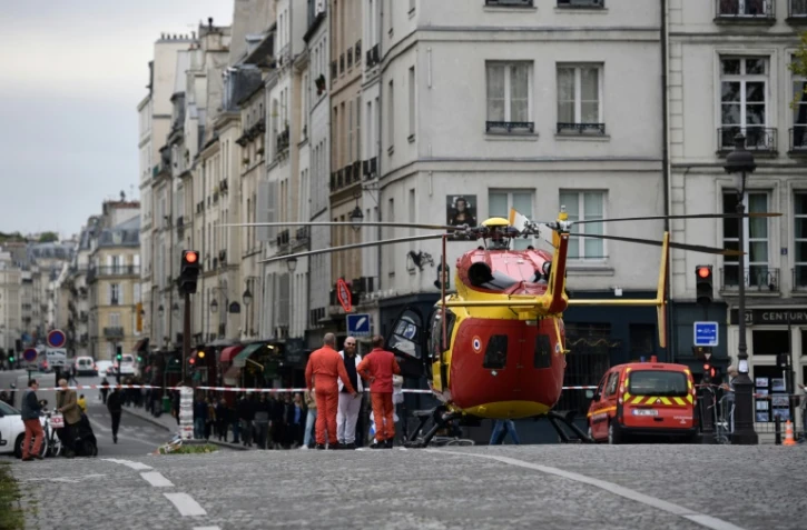 Les services d'urgences près d'un hélicoptère sur le Pont Marie à Paris, aux abords de la préfecture de police, le 3 octobre 2019