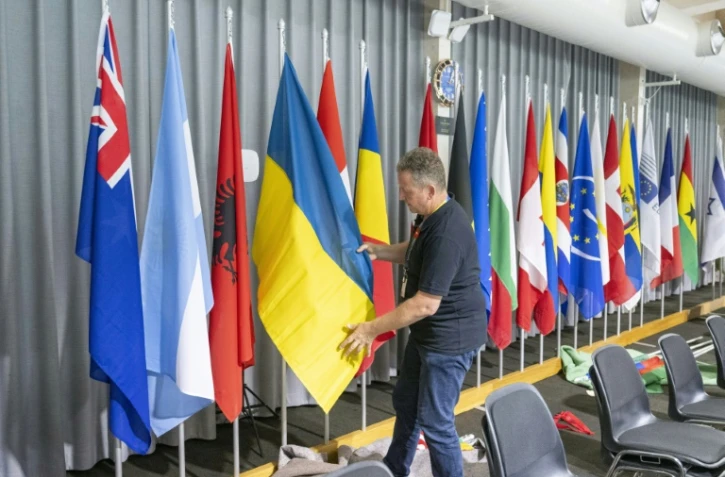 Le drapeau ukrainien est installé avant l'ouverture du premier Sommet pour la paix en Ukraine à Lucerne, en Suisse, le 13 juin 2024