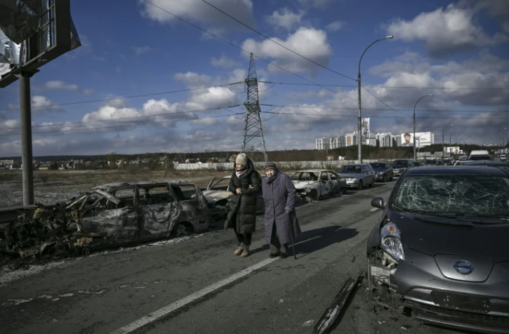 Des habitants d'Irpin, dans la banlieue de Kiev, fuient la ville, le 10 mars 2022