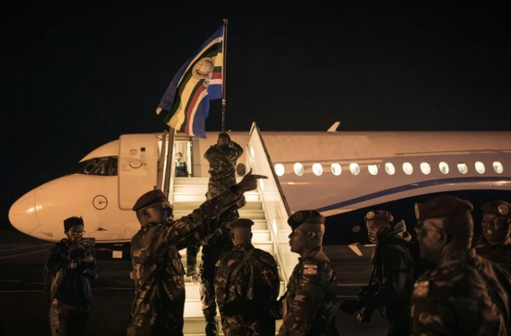 Des soldats kenyans de la force régionale de la Communauté de l'Afrique de l'Est (EAC-RF) se préparent à quitter la République démocratique du Congo, le 3 décembre 2023 à l'aéroport de Goma