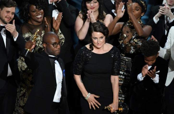 Barry Jenkins (G) avec l'Oscar du meilleur film attribué à "Moonlight" et Adele Romanski le 236 février 2017 à Hollywood en Californie