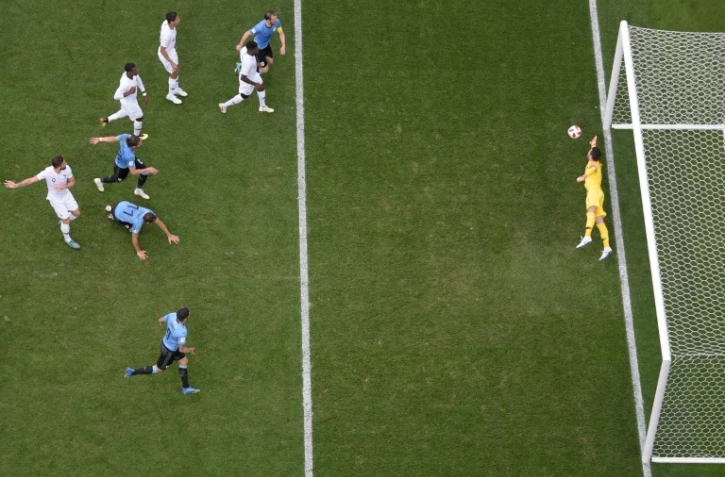 L'arrĂŞt exceptionnel du gardien des Bleus Hugo Lloris contre l'Uruguay en quart de finale du Mondial, le 6 juillet 2018 Ă Nijni Novgorod