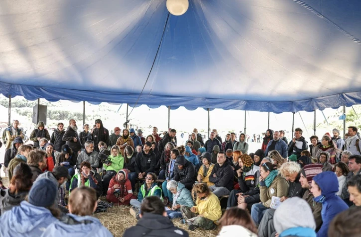 Des participants aux tables-rondes des Résistantes 2023 réunis à l'appel de plusieurs organisations écologistes, le 4 août 2023 à La Couvertoirade dans l'Aveyron
