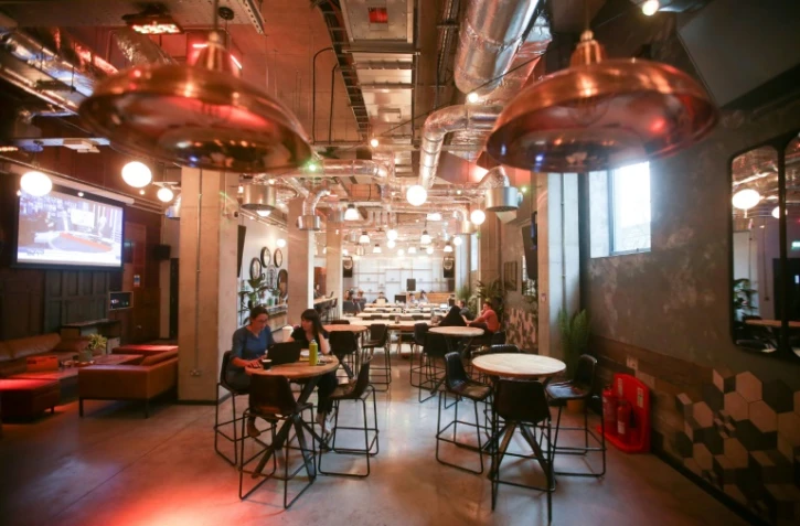 Une salle de co-working dans l'immeuble "Old Oak" géré en colocation par The Collective à Londres, le 11 octobre 2017