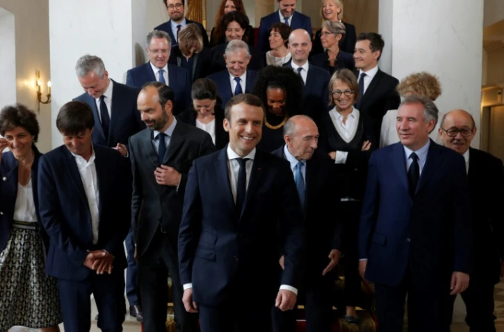 Le président Macron (c) entouré du nouveau gouvernement, à l'Élysée, le 18 mai 2017