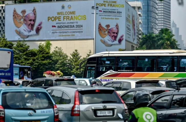 Un message de bienvenue au pape François sur des affiches dans une rue de Jakarta, le 2 septembre 2024 en Indonésie