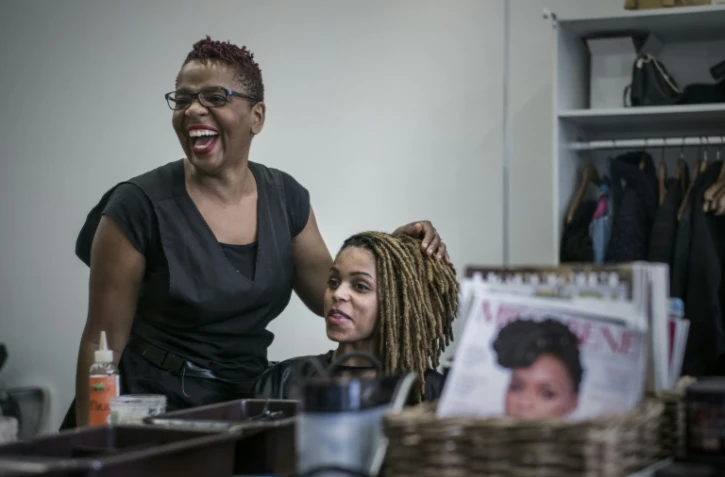 Un salon de coiffure afro spécialisé dans le cheveu naturel frisé et crépu à Bagneux (Hauts-de-Seine), le 19 octobre 2017