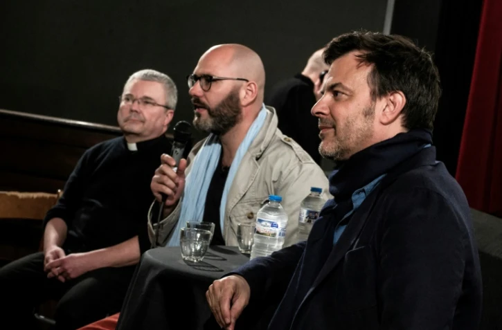 Le Père Yves Baumgarten (G), le président de l'association "La Parole Libérée", Francois Devaux (c) et le metteur en scène François Ozon (D)lors d'un débat le 6 avril 2019 à Lyon