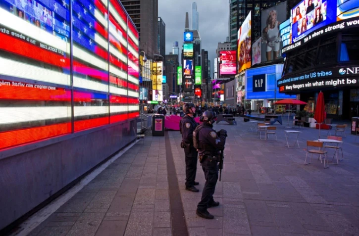 Des policiers new-yorkais en faction à Times Square, à New York, le 8 mai 2021, après une fusillade ayant blessé deux passantes et une enfant