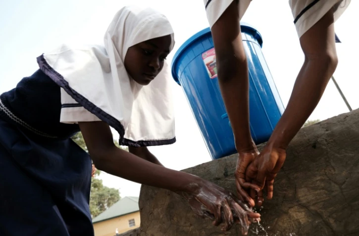 Des élèves de l'établissement scolaire secondaire Tudun Wada à Abuja, Nigeria, se lavent les mains dans le cadre des mesures d'hygiène pour se prévenir du Covid-19, le 20 mars 2020