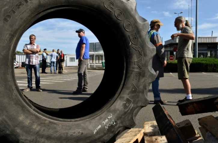 Devant le site de PSA de Sept-Fonds bloqué par des salariés de GM&S le 5 juillet 2017, sur la commune de Dompierre-sur-Besbre (Allier)