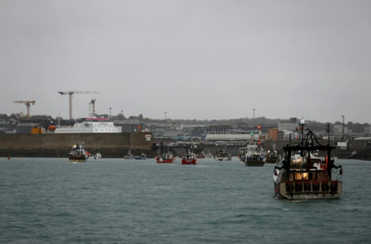Des bateaux de pêche français manifestent devant le port de Saint Helier sur l'île de Jersey le 6 mai 2021.
