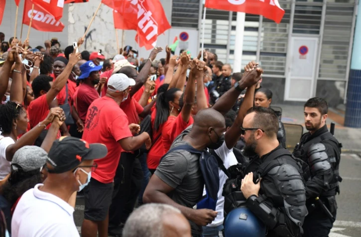 Des manifestants devant la préfecture de Martinique à Fort-de-France, le 30 novembre 2021