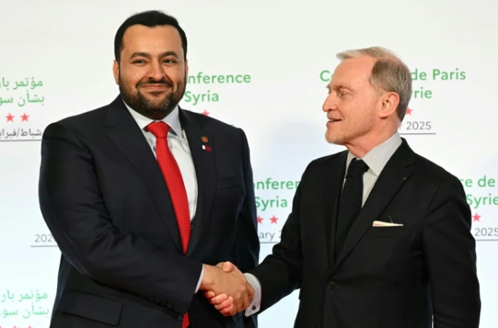 Le négociateur en chef du Qatar, médiateur dans le conflit entre Israël et le Hamas, Mohammed Al-Khulaifi (g) et le diplomate français Franck Gellet, avant le début de la Conférence internationale sur la Syrie à Paris, le 13 février 2025