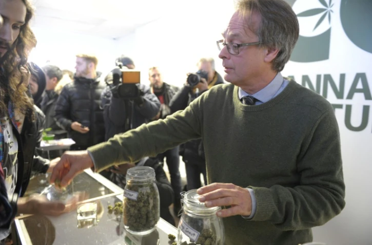 Le militant Marc Emery créateur de la chaîne de distribution et autoproclamé "prince de l'herbe", dans une des boutiques à Montréal, le 15 décembre 2016