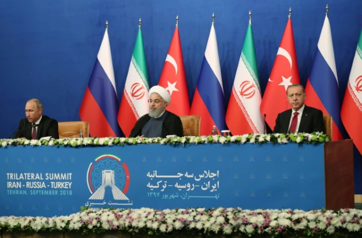 Photo fournie le 7 septembre 2018 par la présidence turque montrant les présidents russe Vladimir Poutien, iranien Hassan Rohani et turc Recep Tayyip Erdogan lors d'une conférence de presse à Téhéran.
