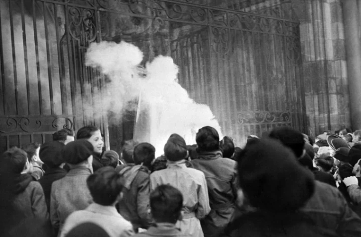 L'effigie du Père Noël pendue aux grilles de la cathédrale et brulée sur le parvis par les patronages catholiques, à Dijon le 24 décembre 1951