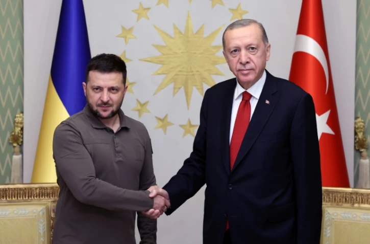 Le président turc Recep Tayyip Erdogan (D) renontre son homologue ukrainien Volodymyr Zelensky, le 7 juillet 2023, à Istanbul