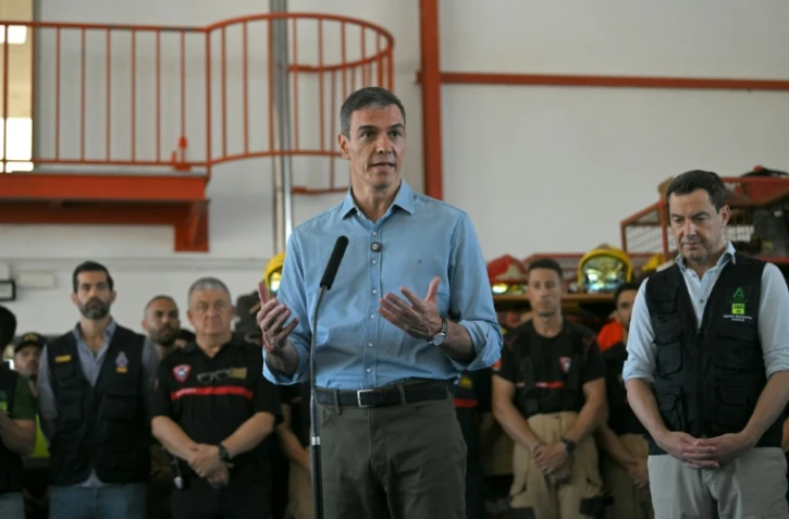 Le Premier ministre espagnol Pedro Sánchez s'adresse aux médias aux côtés du président de la région d'Andalousie, Juan Manuel Moreno (d), au poste de commandement à Turre, dans la province d'Almería, le 13 juillet 2026, après un incendie de forêt meurtrier