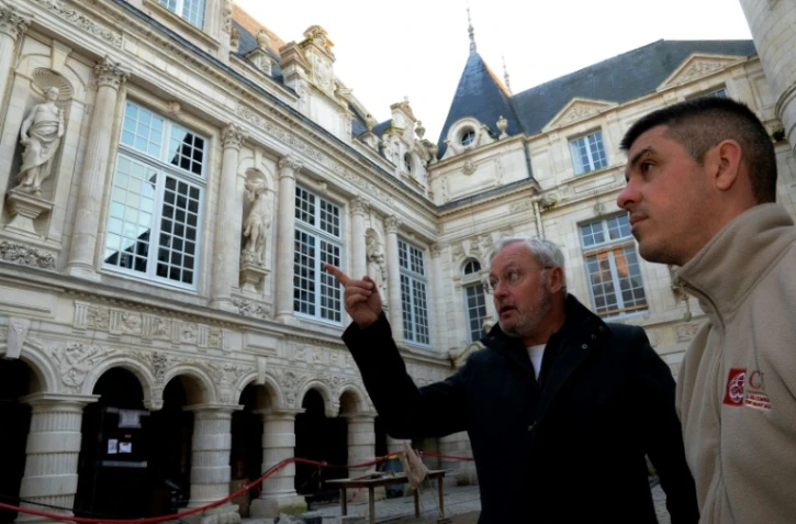 Philippe Villeneuve (g) architecte en chef des Monuments historiques visite l'hôtel de ville de La Rochelle le 18 novembre 2019  totalement restauré après un incendie
