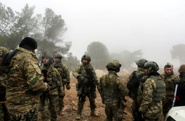 Des soldats turcs, près du mont Bersaya, au nord de la ville syrienne d'Azaz, le 23 janvier 2018.