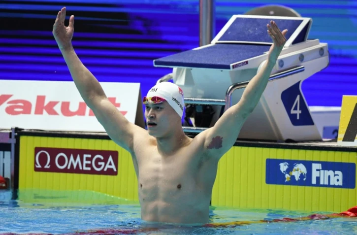 Le Chinois Sun Yang bras levés après sa vicoitre en finale du 200 m libre aux Mondiaux de natation, le 23 juillet 2019 à Gwangju