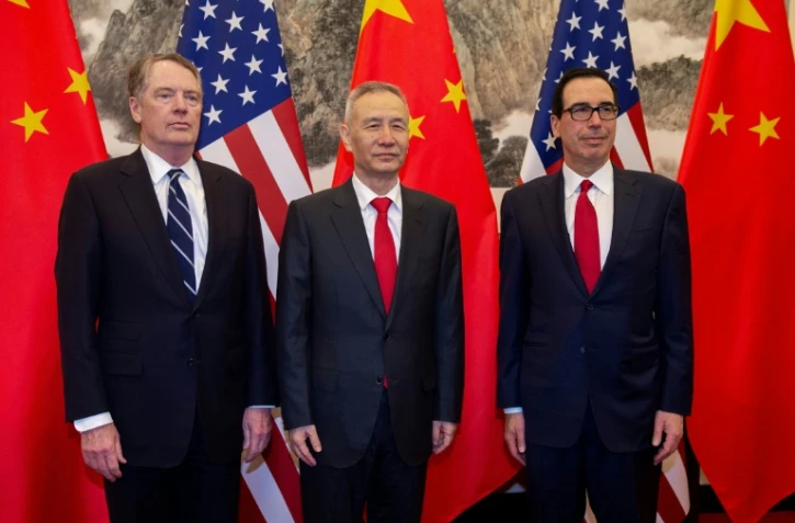 Le vice-premier ministre chinois Liu He (centre) pose avec le secrétaire américain au Trésor Steven Mnuchin (droite) et le représentant américain au Commerce Robert Lighthizer (gauche) à Pékin le 28 mars 2019. La Chine a annoncé lundi qu'elle augmenterait ses droits de douane sur 60 milliards de dollars produits américains