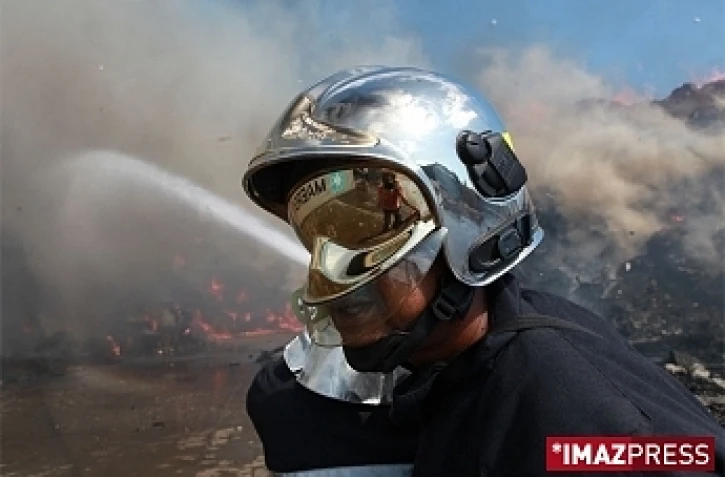 Pompiers intervenant sur un incendie