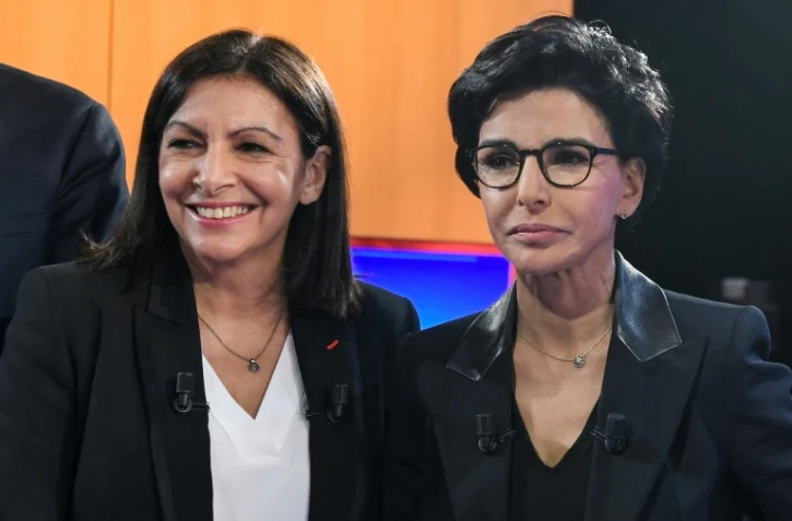 Anne Hidalgo (g) et Rachida Dati (d), candidates à la mairie de Paris, avant le débat télévisé le 4 mars 2020 dans les studios de télévision de LCI à Boulogne-Billancourt