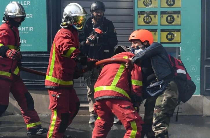 Une manifestante agresse un pompier lors de la manifestation du 1er mai 2022 à Paris