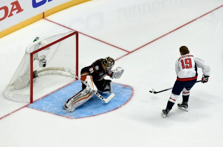 Nicklas Backstrom, N.19 (D) des Washington Capitals face à John Gibson N.36 des Anaheim Ducks durant une compétition à Nashville, Tennessee, le 30 janvier 2016