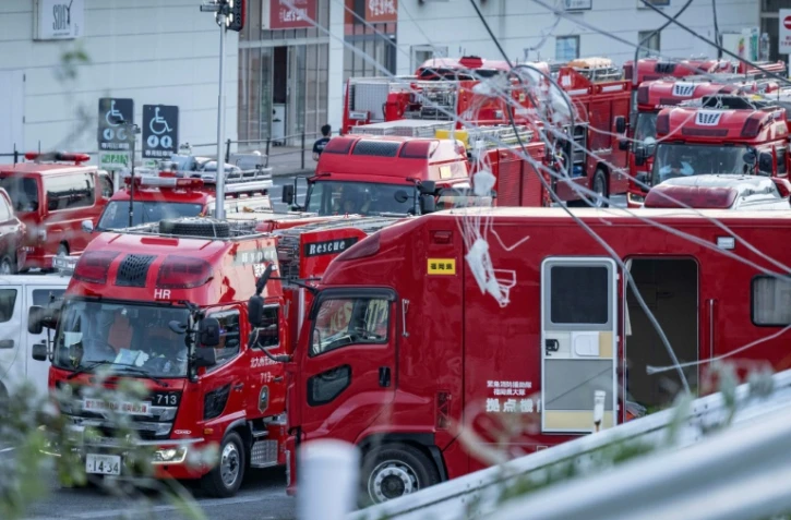 Des véhicules de secours sont présents devant le centre commercial Aeon à Kumamoto, dans le sud du Japon, le 29 juillet 2026, après qu'un séisme a frappé la région