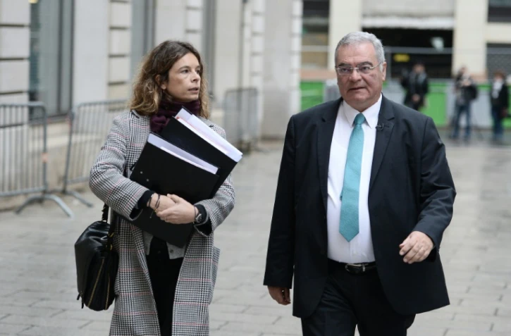 Clémence Bectarte, avocate des deux disparus syriens et le frère et oncle de ces derniers, Obeida Dabbagh, arrivent pour déposer plainte devant la justice à Paris, le 24 octobre 2016