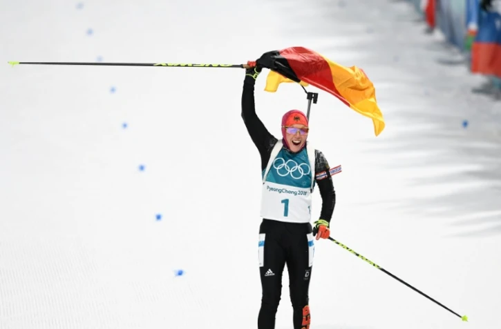 La biathlète allemande Laura Dahlmeier franchit à la 1re place l'éprevue deapoursuite (10 km) aux JO, le 12 février 2018 à Pyeongchang