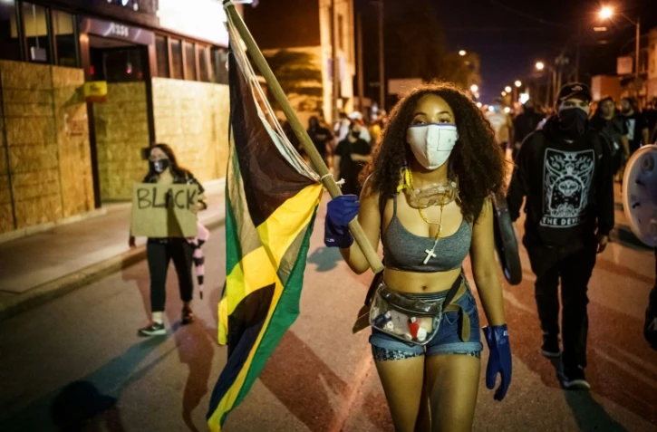 Des manifestants antiracistes défilent à Kenosha (Wisconsin) dans la nuit du 26 au 27 août 2020