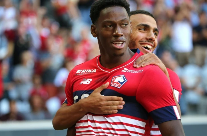 L'attaquant canadien de Lille Jonathan David, félicité par le défenseur algérien Akim Zedadka, après avoir marqué contre Auxerre, lors de la 1ère journée de Ligue 1, le 7 août 2022 à Villeneuve-d'Ascq