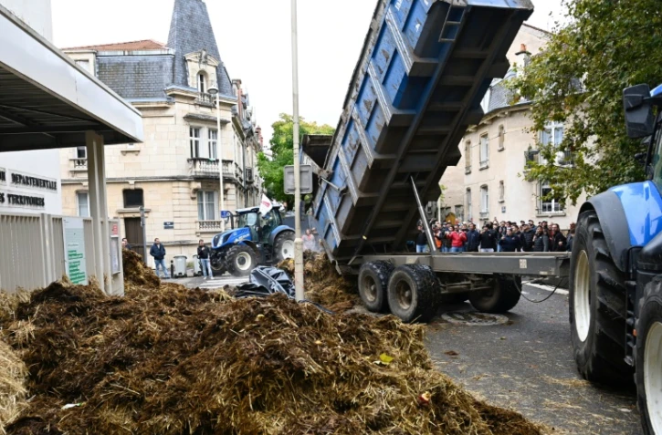 Des agriculteurs manifestent devant le siège du conseil départemental à Nancy, le 9 octobre 2024