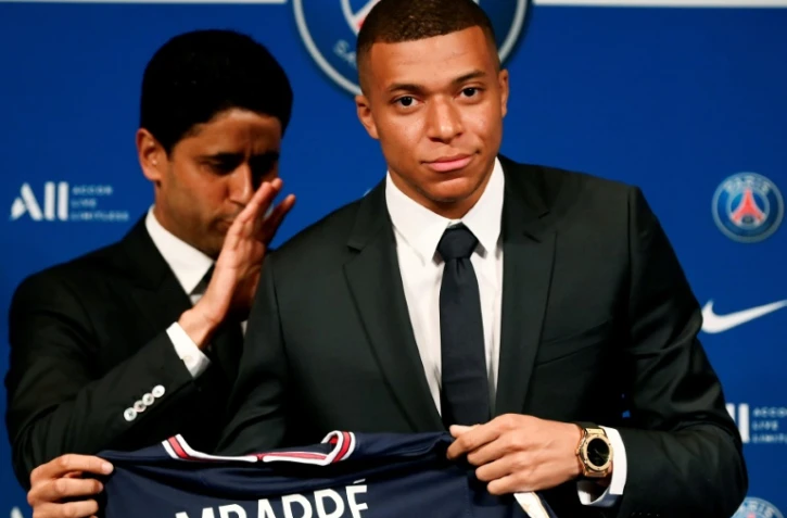 Le PDG du Paris Saint-Germain Nasser Al-Khelaifi (G) et l'attaquant français Kylian Mbappé (D) après une conférence de presse au stade du Parc des Princes à Paris, le 23 mai 2022