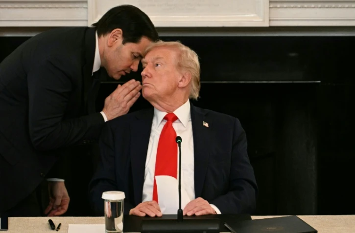 Le chef de la diplomatie américaine Marco Rubio s'entretient avec le président Donald Trump, auquel il vient de remettre une note manuscrite évoquant les négociations sur Gaza, le 8 octobre 2025 pendant une réunion à la Maison Blanche