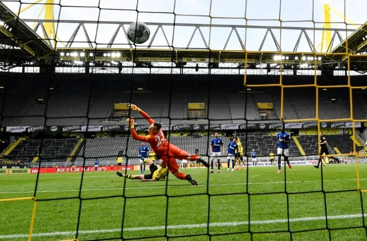 Le défenseur de Dortmund, Raphael Guerreiro, auteur d'un doublé lors du premier match de reprise de la Bundesliga face à Schalke, à Dortmund, le 16 mai 2020