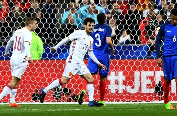 Le milieu espagnol David Silva buteur sur penalty contre l'équipe de France en amical à Saint-Denis, le 28 mars 2017
