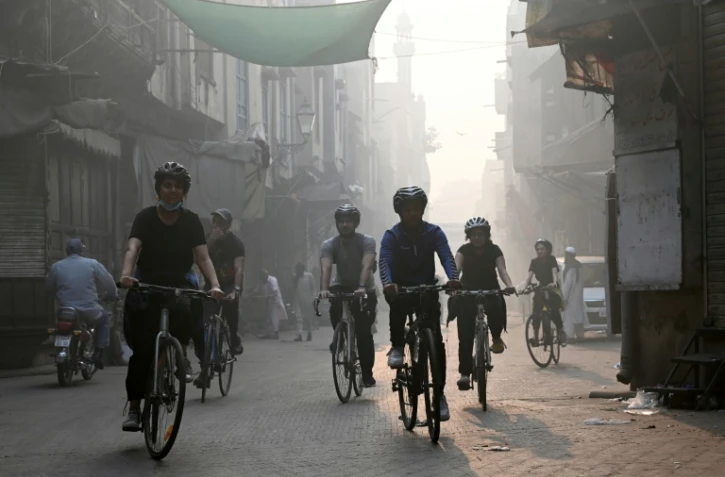 Des cyclistes participent à une opération de sensibilisation à la pollution à Lahore le 3 novembre 2024.
