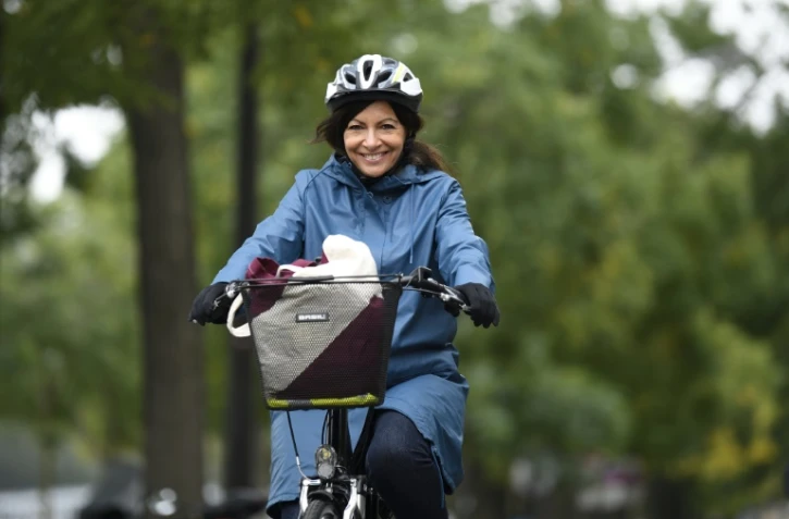 La maire de Paris Anne Hidalgo se déplace en vélo à Paris, le 1er octobre 2017